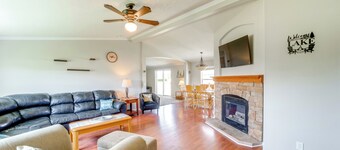1 Mi to Lake: Getaway w/ Patio in Coulee City!