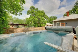 Pool - San Antonio Home 2 Mi to Dtwn, Swim Spa! (San Antonio)