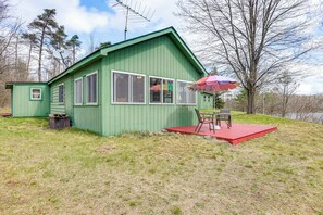Outdoor dining - On Muskegon River! Wooded & Peaceful Retreat (Evart)