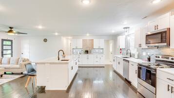 Fridge, microwave, stovetop, dishwasher