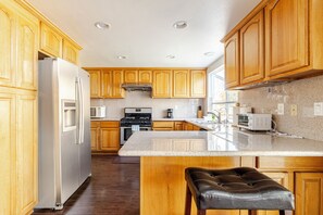 Private kitchen - Spacious 4-bedroom house in tranquil Rowland Heights with WiFi, AC (Rowland Heights)