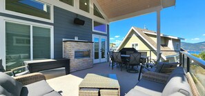 Outdoor dining - La Casa Cottage 380-Stunning Modern Cottage at La Casa Resort! (Kelowna)