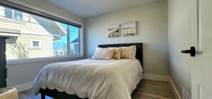 4 bedrooms, iron/ironing board, WiFi, bed sheets - La Casa Cottage 380-Stunning Modern Cottage at La Casa Resort! (Kelowna)