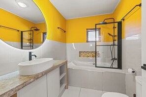 Ducha, secador de pelo, toallas y papel higiénico