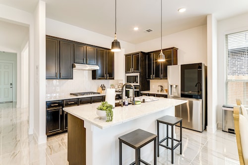 Patio & Pool Access: Family Home in Tomball