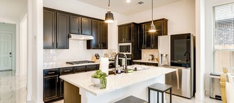 Patio & Pool Access: Family Home in Tomball