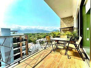 Outdoor dining - Extraordinary apartment in Vallarta (Manyara) with pool, close to the beach. (Puerto Vallarta)