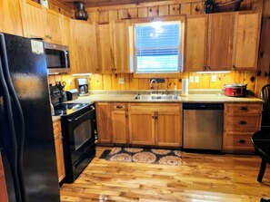 Fridge, microwave, oven, stovetop - Cozy Cabin w/Views & Hot Tub in Townsend (Townsend)