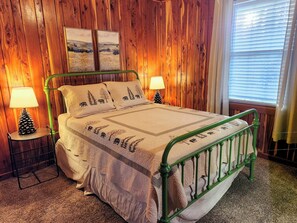 2 soverom, skrivebord, strykejern/-brett og wi-fi (inkludert)