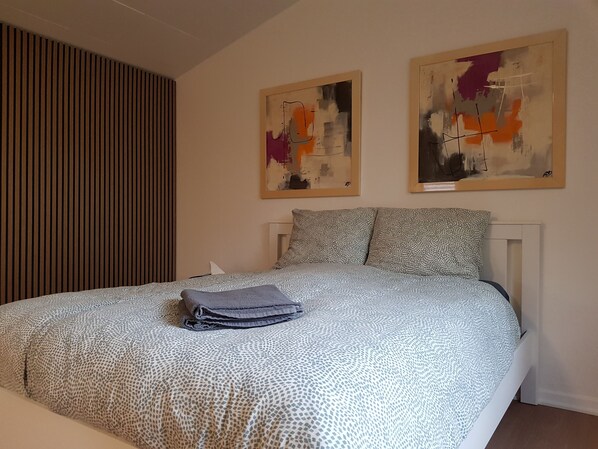 2 bedrooms, desk, iron/ironing board, free WiFi