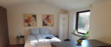 2 chambres, bureau, fer et planche Ă repasser, accĂšs au Wi-Fi (inclus)