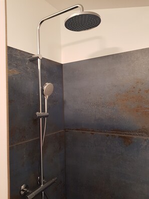 Shower, hair dryer, towels, soap - Central Holiday Apartment in Billund - 500 m from Lego House (Billund)
