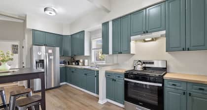 Spacious apartment in awesome Chicago with WiFi, AC- 4 Bedrooms