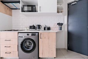 Kjøleskap, mikrobølgeovn, kokeplater og vannkoker