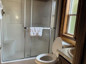 Shower, hair dryer, towels, toilet paper - Tiny Homes for Rent, minutes to the Casino, Golf Course & Water Park (Philadelphia)