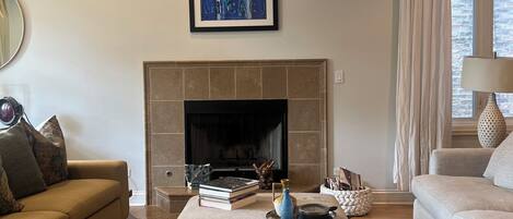 Smart-tv, eldstad, tv-spel och dvd-spelare