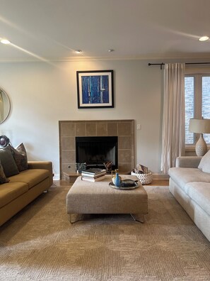 Smart TV, fireplace, video games, DVD player - Spacious & Stylish Home with Garage + Rooftop Deck. 10 min Walk to Train. (Chicago)