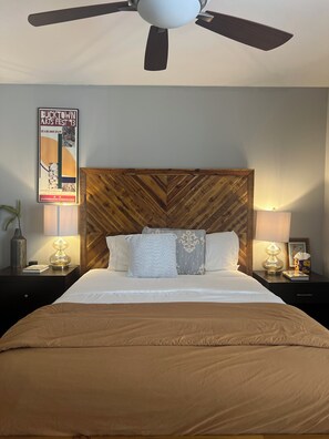 3 bedrooms, desk, iron/ironing board, travel cot - Spacious & Stylish Home with Garage + Rooftop Deck. 10 min Walk to Train. (Chicago)