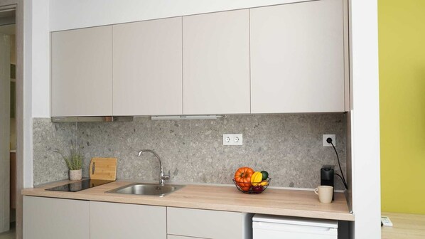 Kjøleskap, kokeplater, kaffetrakter/tekoker og brødrister