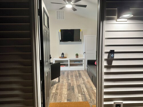 The Cardinal. Newly built 1-bedroom cottage w/ WiFi and AC in delightful Muncie