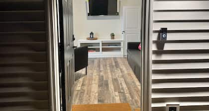 The Cardinal. Newly built 1-bedroom cottage w/ WiFi and AC in delightful Muncie