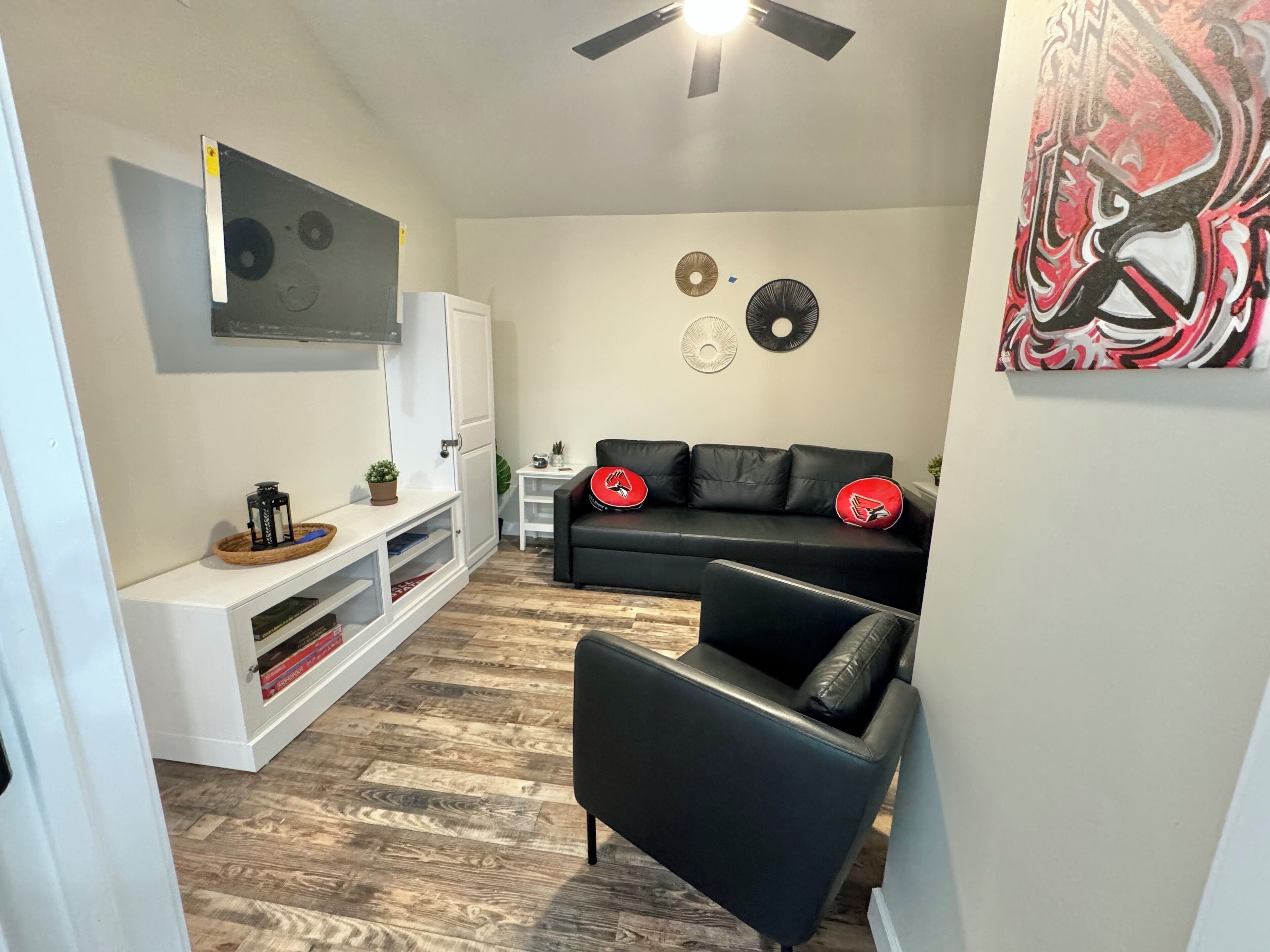 Smart TV, fireplace