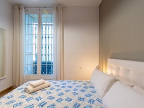 2 slaapkamers, een strijkplank/strijkijzer, internet, beddengoed