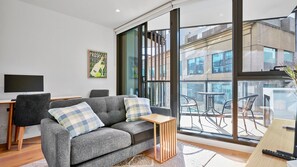 Smart TV, fireplace - Cozy 1Bedroom Stay with Pool & Gym Access (Southbank)