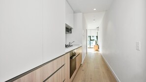 Fridge, microwave, oven, stovetop - Cozy 1Bedroom Stay with Pool & Gym Access (Southbank)