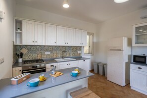 Kjøleskap, mikrobølgeovn, ovn og oppvaskmaskin