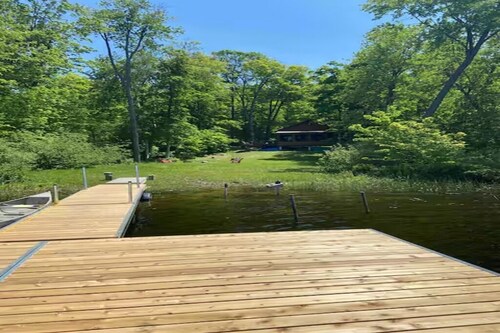 5 bedroom Pine Cottage on Sharbot Lake - Sleeps 12