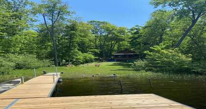 5 bedroom Pine Cottage on Sharbot Lake - Sleeps 12