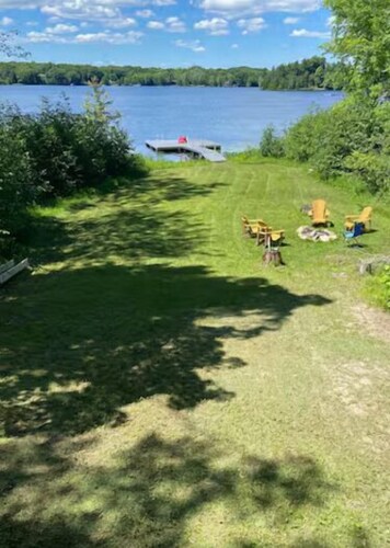 5 bedroom Pine Cottage on Sharbot Lake - Sleeps 12