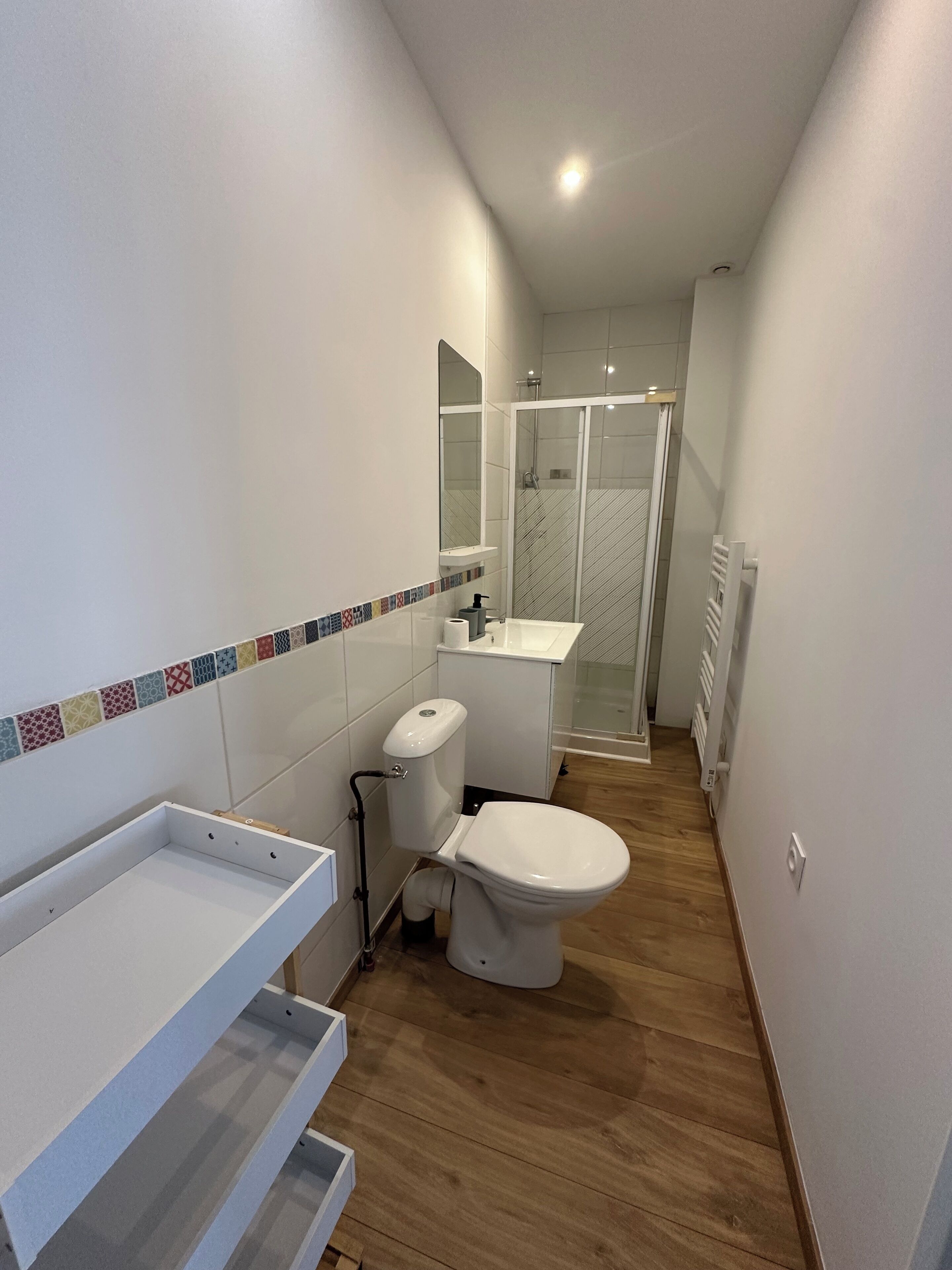 Dusj, hårføner, håndklær og såpe