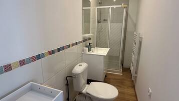 Dusj, hårføner, håndklær og såpe