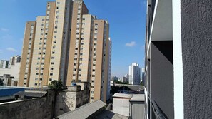 Basic-Doppelzimmer, Stadtblick | Terrasse/Patio