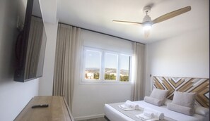 3 habitaciones, tabla de planchar con plancha y cuna de viaje 