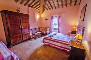 3 bedrooms, desk, iron/ironing board, WiFi