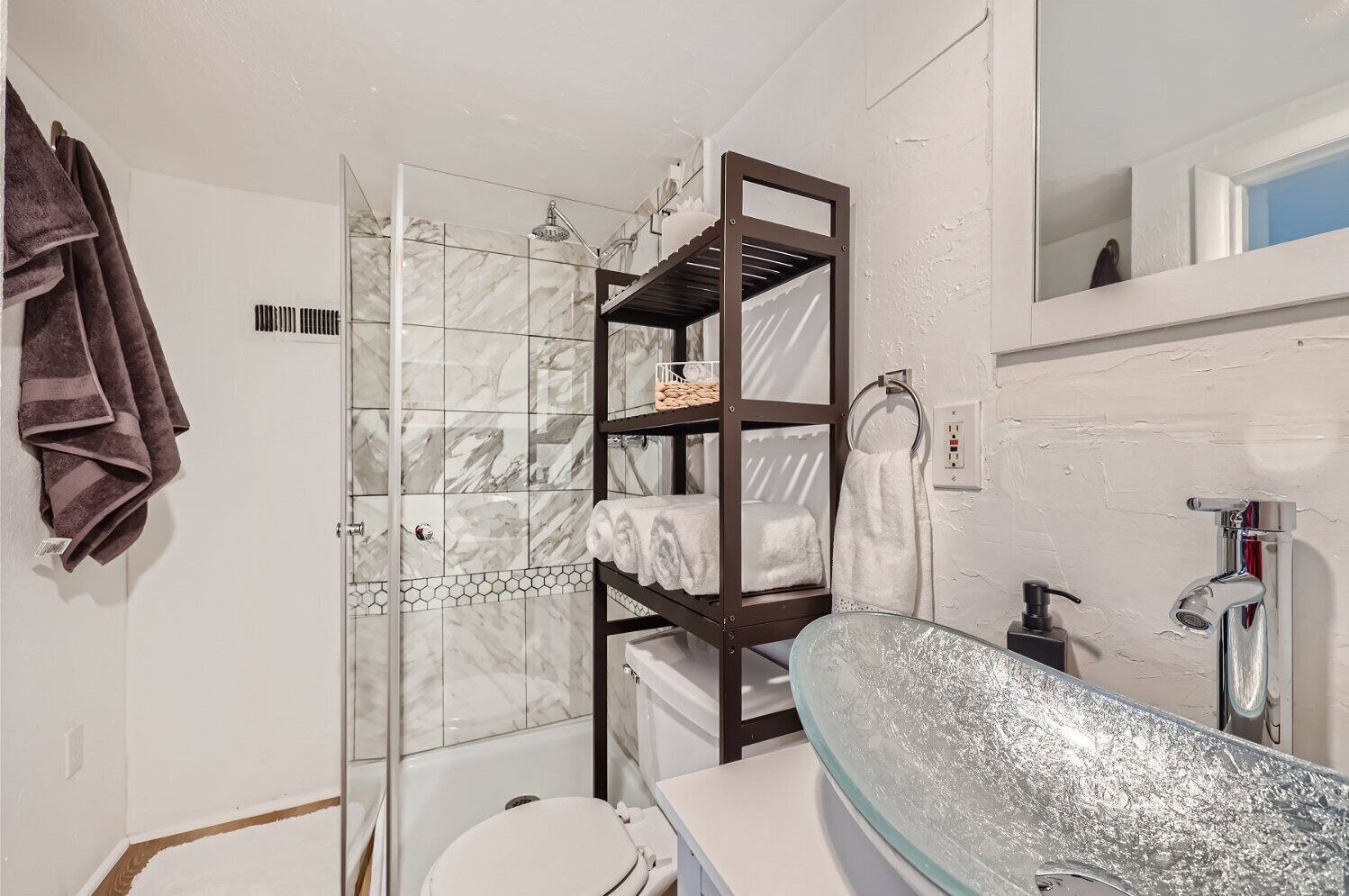 Douche, serviettes fournies, papier de toilette