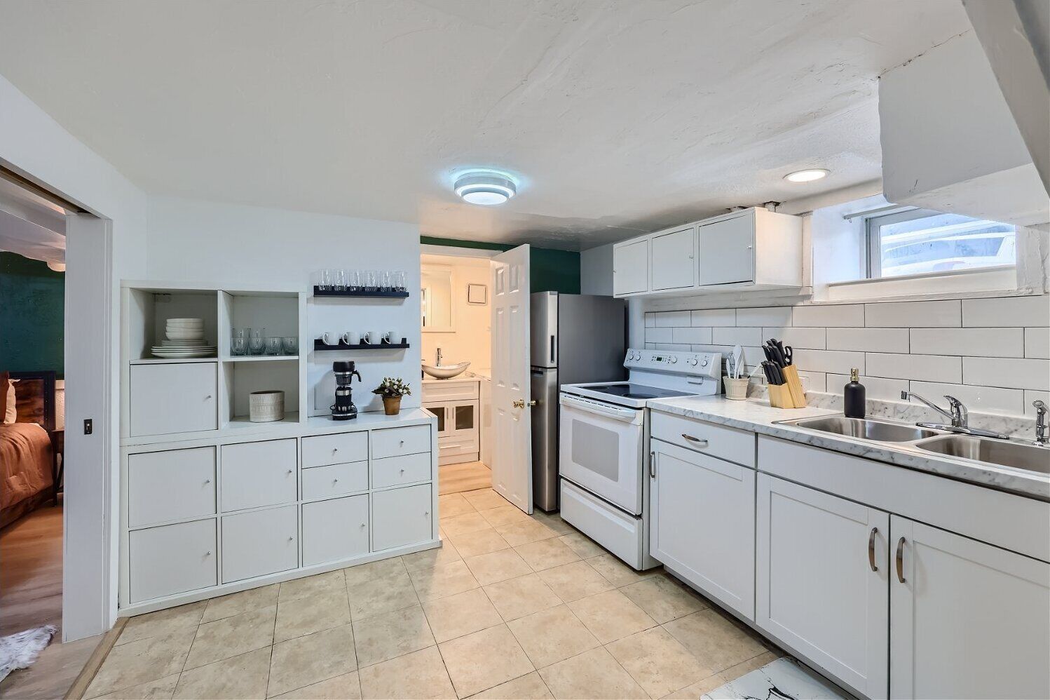 Kylskåp, mikrovågsugn, ugn och spishäll