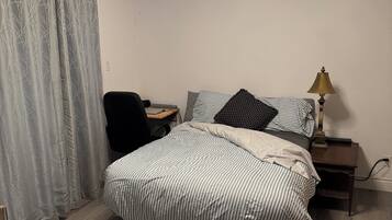 1 dormitori, planxa i posts de planxar, wifi i roba de llit