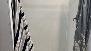 Pyyhkeet, saippua, vessapaperi