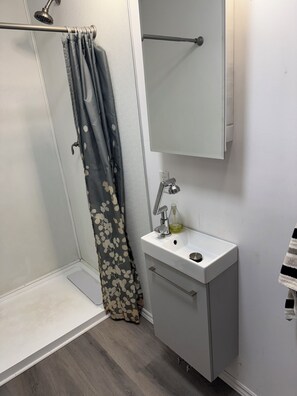 Toallas, jabón, papel de baño 