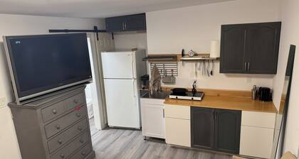 Bachelor suite-Steps away from Beechwood Village. Pet friendly!