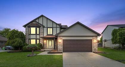 Spacious 4BR Home w/ WiFi & A/C – Family-Friendly Stay in Sterling Heights