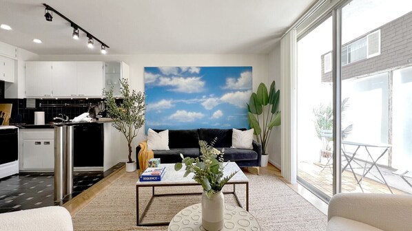 Smart TV, books - Seabreeze Hideaway one bedroom (Santa Monica)