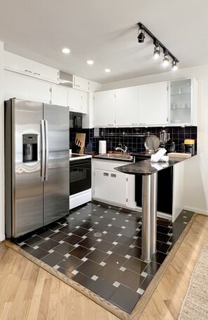 Kühlschrank, Mikrowelle, Ofen, Herdplatte