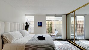 1 bedroom, iron/ironing board, free WiFi, bed sheets - Seabreeze Hideaway one bedroom (Santa Monica)