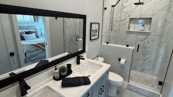 Douche, sèche-cheveux, serviettes fournies, savon