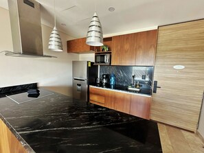 Kühlschrank, Mikrowelle, Wasserkocher mit Kaffee-/Teezubehör, Toaster